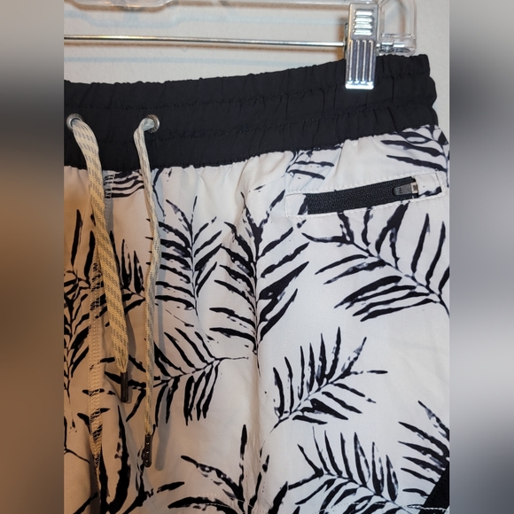 Vuori Clementine Shorts, Floating Palm. Running, Lounge, Comfort, Size M - Picture 4 of 5